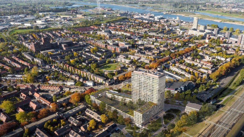 Schetsontwerp voor de UWV-locatie grenzend aan het verhoogde plein van de nieuwe Westentree gezien vanuit de lucht